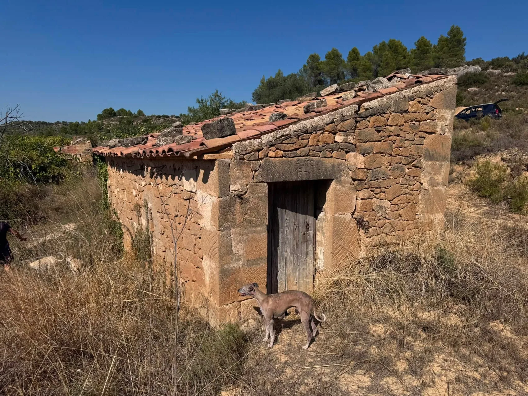 Off-grid renovatieproject met stenen huisje en 4.000 m² grond